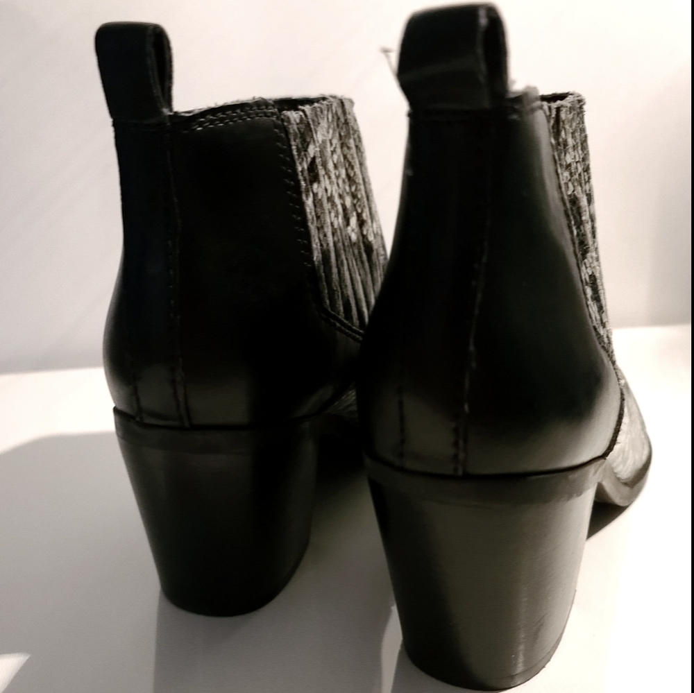 NEW Women's Marc Fisher Snakeskin Ankle Boots - Picture 5 of 6
